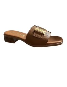 SANDALIA CON TACON CUERO 18459
